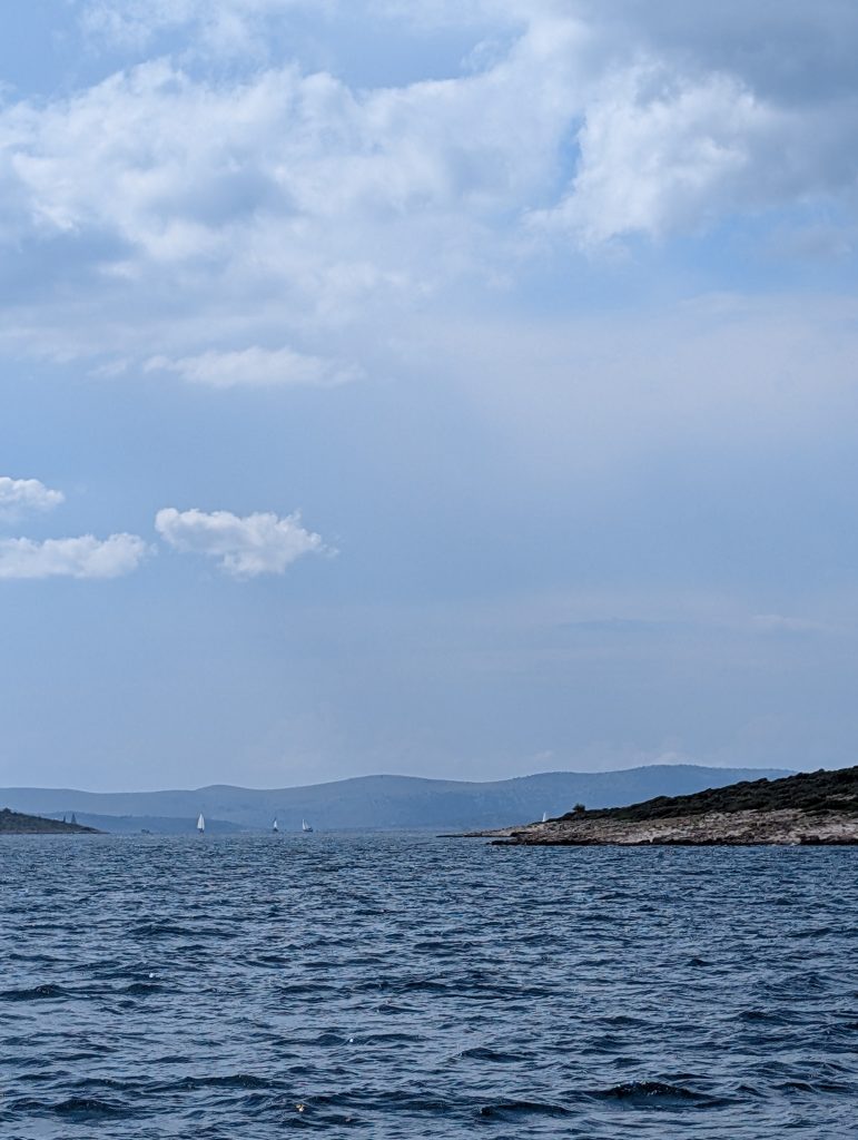 Wir segelten durch die Inselwelt.