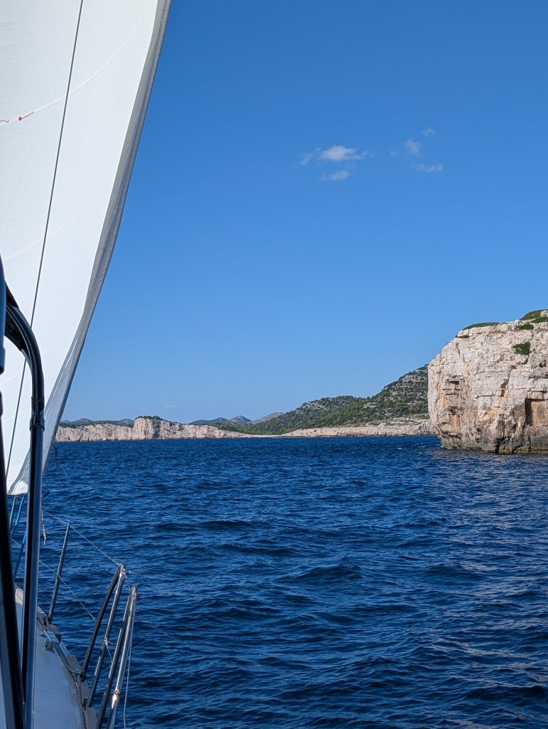Wir segelten an der Steilküste hoch.