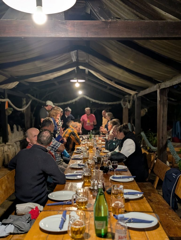 Die lange Tafel war schon für uns gedeckt.