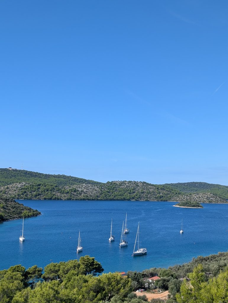 Blick vom Berg auf die Bucht